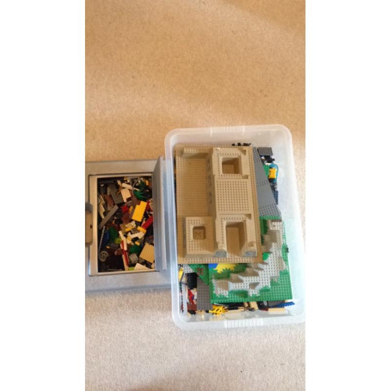 Mixed Box of Lego Approx 8KG (Sets and traditional Lego)