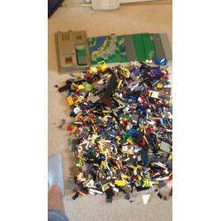 Mixed Box of Lego Approx 8KG (Sets and traditional Lego)