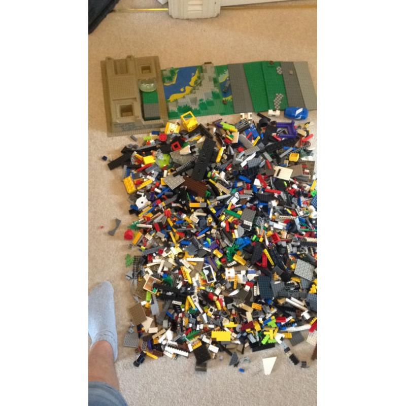 Mixed Box of Lego Approx 8KG (Sets and traditional Lego)