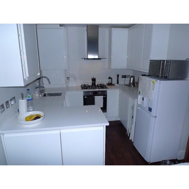 Fantastic double room in friendly house close to station and amenities, GBP 695 pcm o.n.o