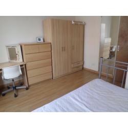Bed in the room to share with young professional guy. 5 min Bethnal Green,Whitechapel,Shoreditch