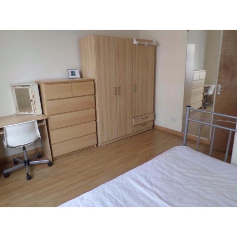 Bed in the room to share with young professional guy. 5 min Bethnal Green,Whitechapel,Shoreditch