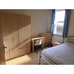 Bed in the room to share with young professional guy. 5 min Bethnal Green,Whitechapel,Shoreditch