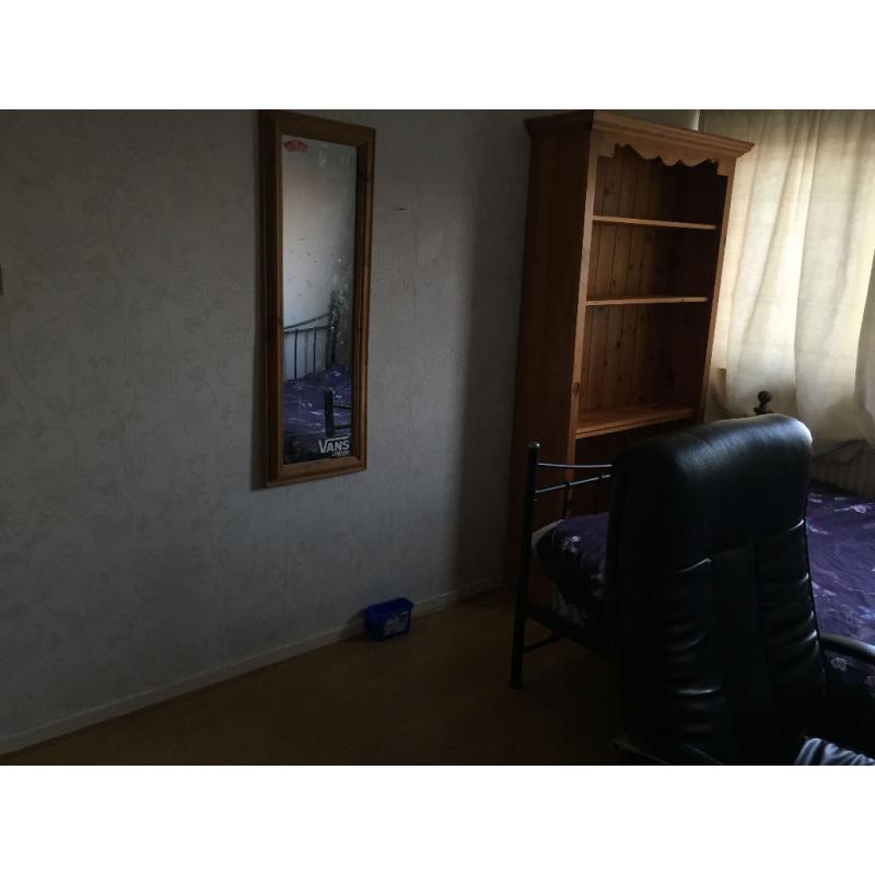 E1, Double Size Room to let, 5 mins walk to Stepney Green Stn.Near Queen Mary Uni. Zone2, Inc