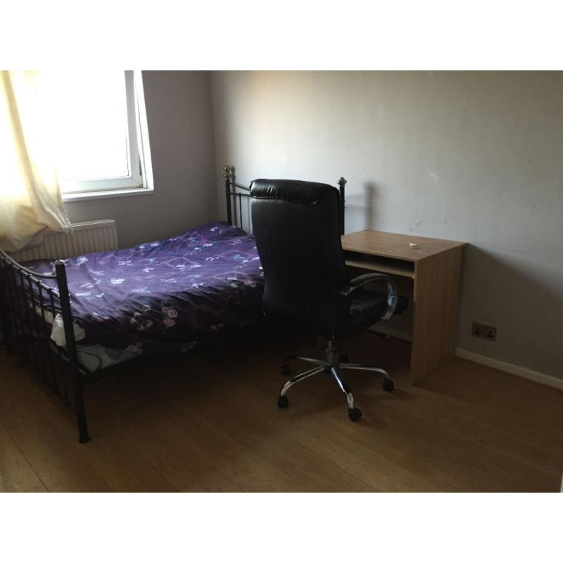 E1, Double Size Room to let, 5 mins walk to Stepney Green Stn.Near Queen Mary Uni. Zone2, Inc