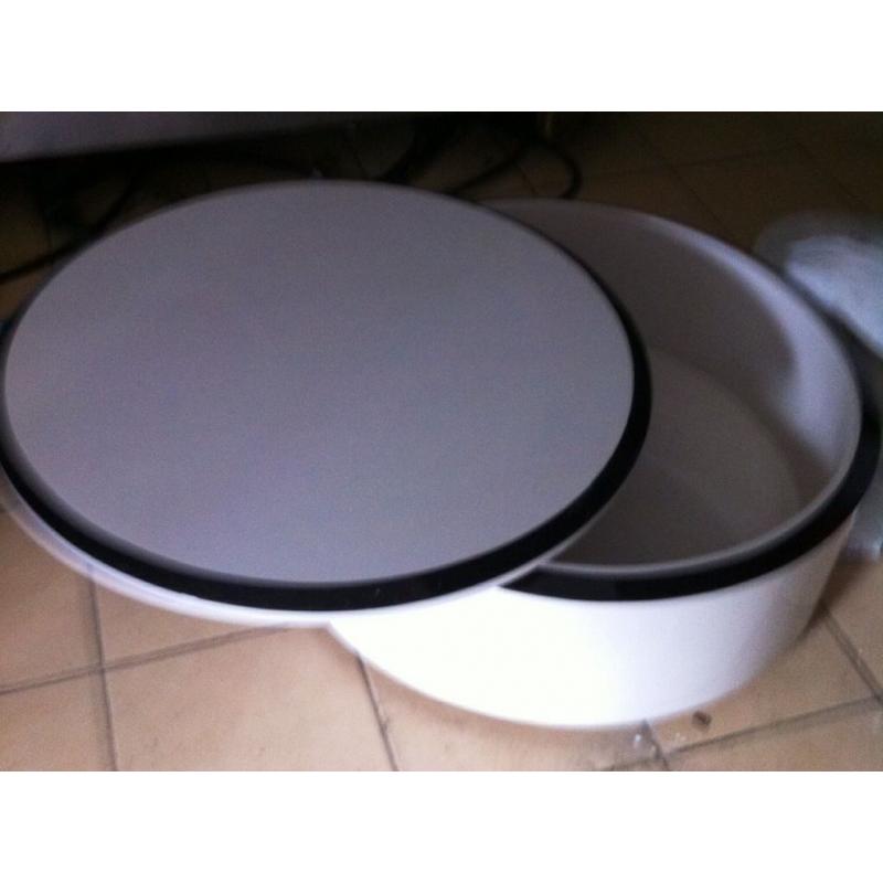 coffee table whit round storage two weeks old