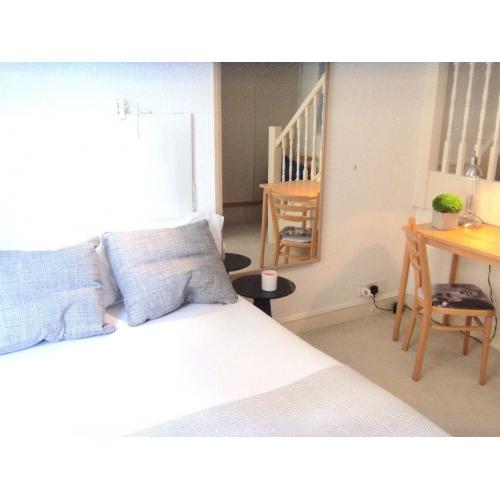 SHORT TERM offered _ clean, relaxed flat share (stay a few WEEKS or 2-3 MONTHS) Earl's Court, Zone 1