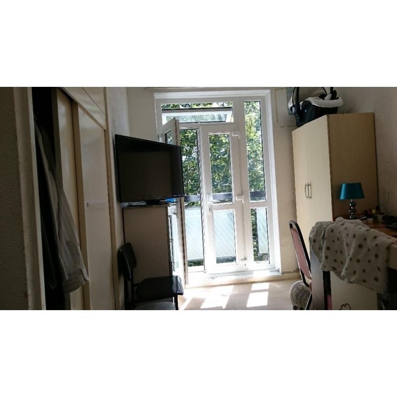 Double Room in Bow Road/ Mile End