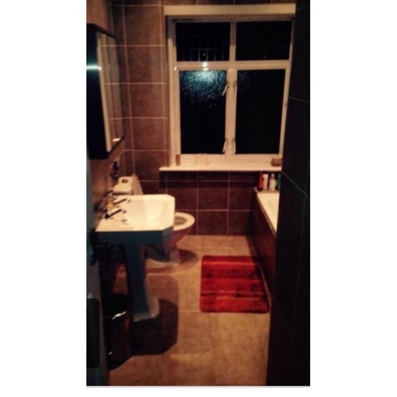 Beautiful spacious double bedroom available in tooting/Mitcham all inclusive of bills. Must see