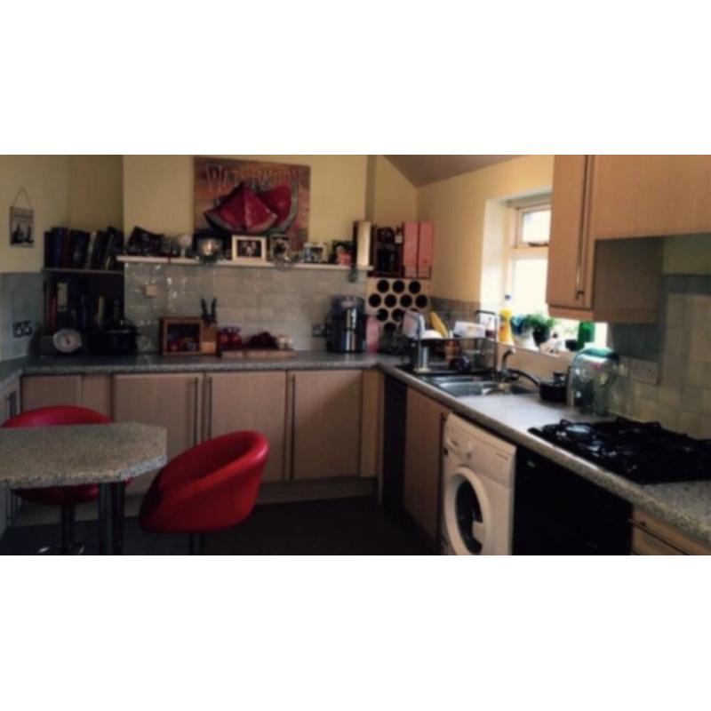Beautiful spacious double bedroom available in tooting/Mitcham all inclusive of bills. Must see