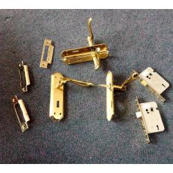2 PAIRS (4)CARLISLE SOLID BRASS POLISHED BRASS DOOR HANDLES +2 BRASS EASI T LEVER MORTICE LOCKS