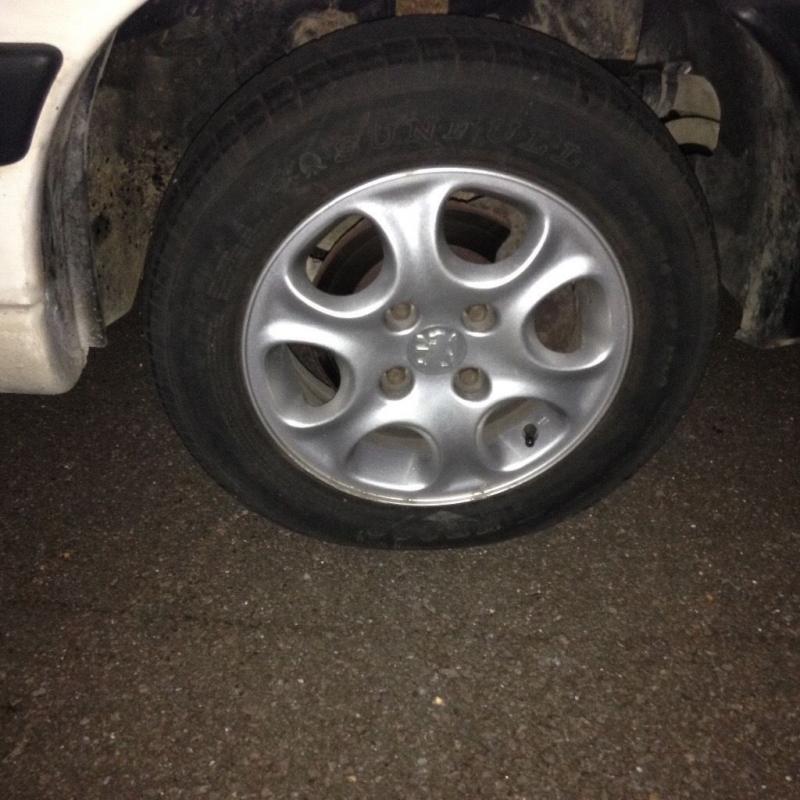 Peugeot 206 alloy wheels with good tires