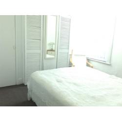 Large DOUBLE ROOM 15 min FROM LOBDON BRIDGE