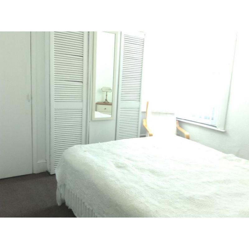 Large DOUBLE ROOM 15 min FROM LOBDON BRIDGE
