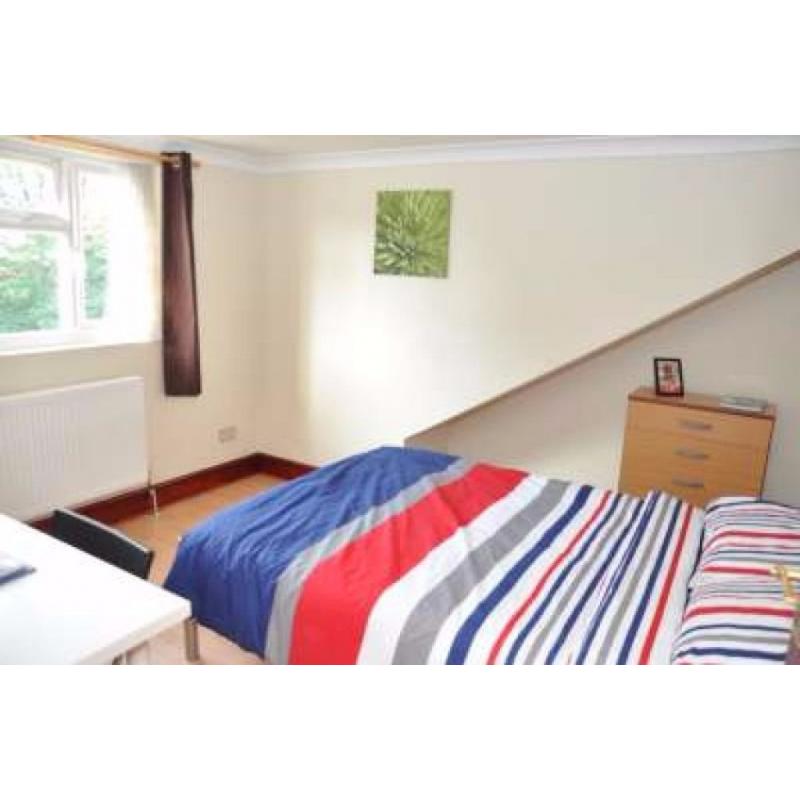 Twin Beds in 3 Rooms in Spacious House With Patio Near Leytonstone Tube Station