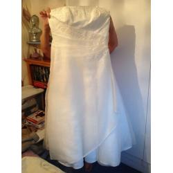 Lovely wedding dress size 14 comes with 2 pairs of free shoes .