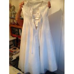 Lovely wedding dress size 14 comes with 2 pairs of free shoes .