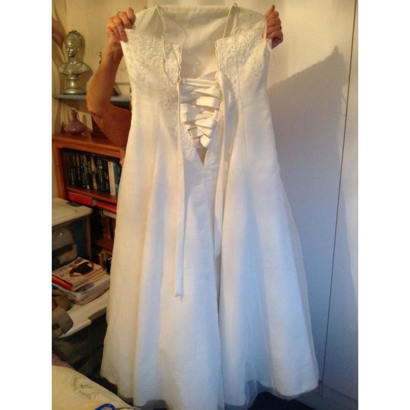 Lovely wedding dress size 14 comes with 2 pairs of free shoes .