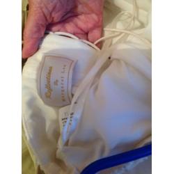 Lovely wedding dress size 14 comes with 2 pairs of free shoes .