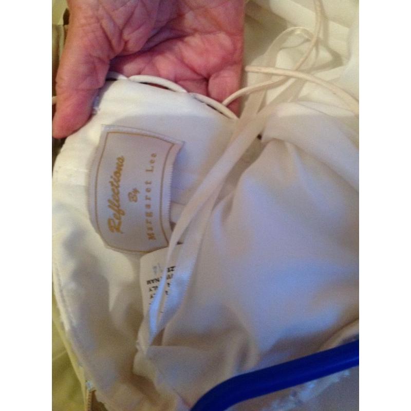 Lovely wedding dress size 14 comes with 2 pairs of free shoes .