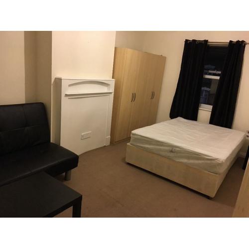 Large double Room just 5 mins walking from Canning Town station