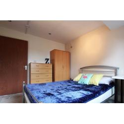 Double Bed in rooms to rent in large shared house - Ealing, London