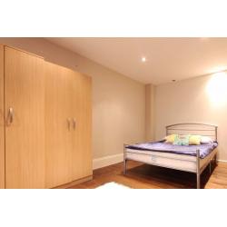 Double Bed in rooms to rent in large shared house - Ealing, London