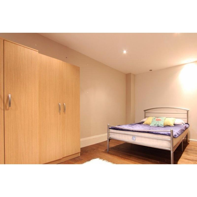 Double Bed in rooms to rent in large shared house - Ealing, London