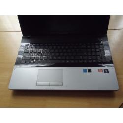 2 LAPTOPS FOR SPARES OR REPAIR ALL PLASTICS IN GOOD CONDITION