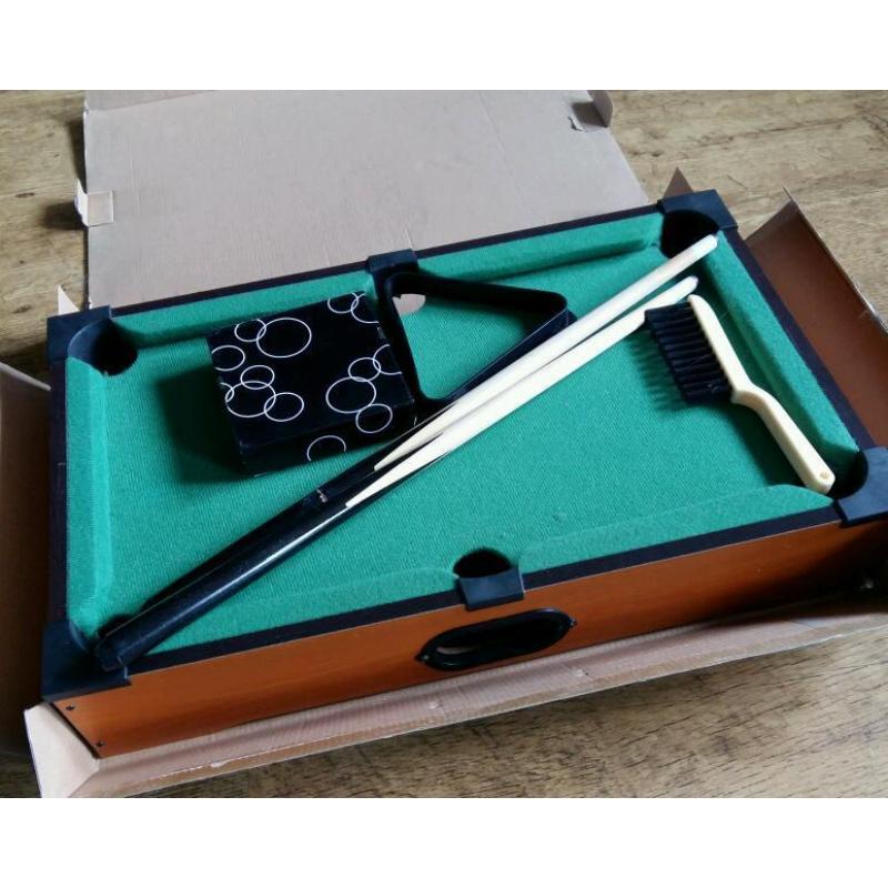 Tabletop pool set