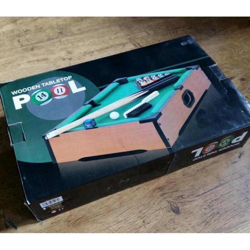 Tabletop pool set