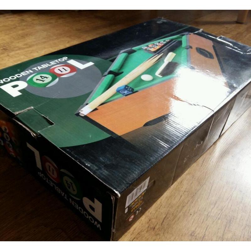 Tabletop pool set