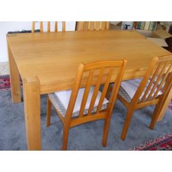 GRAB A BARGAIN OAK DINING TABLE IN SUPERB CONDITION