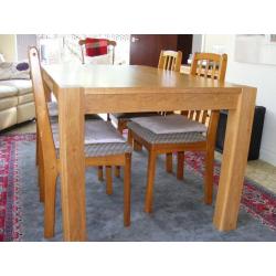 GRAB A BARGAIN OAK DINING TABLE IN SUPERB CONDITION