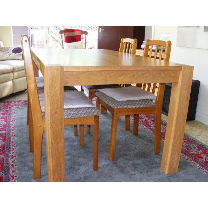 GRAB A BARGAIN OAK DINING TABLE IN SUPERB CONDITION