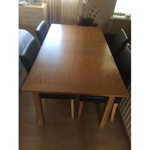 Wooden extendable table with 4 black chairs