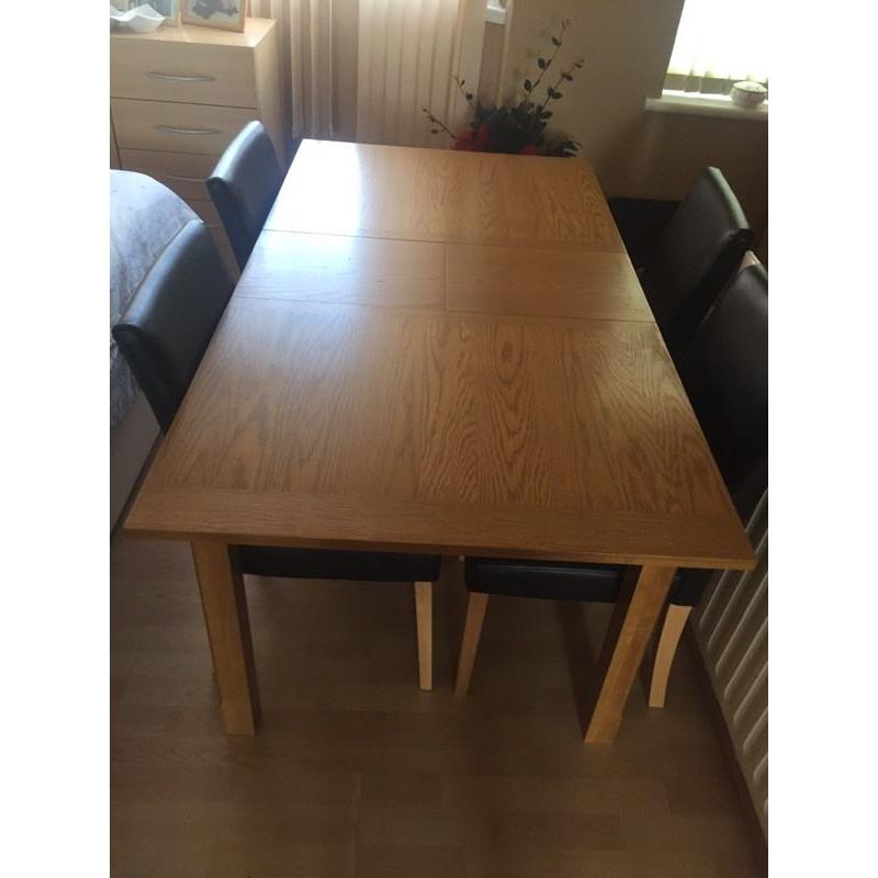Wooden extendable table with 4 black chairs