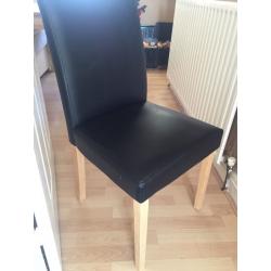 Wooden extendable table with 4 black chairs