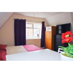 !! ONE WEEK DEPOSIT !! Even SHORT OR LONG TERM!! Ten minutes to Portobello!!