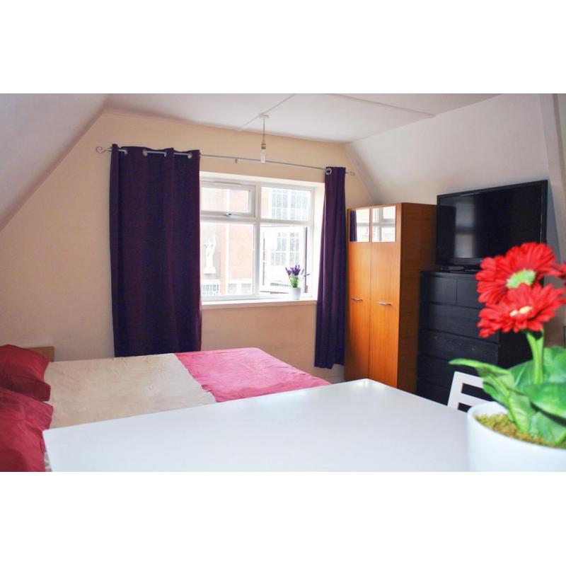 !! ONE WEEK DEPOSIT !! Even SHORT OR LONG TERM!! Ten minutes to Portobello!!