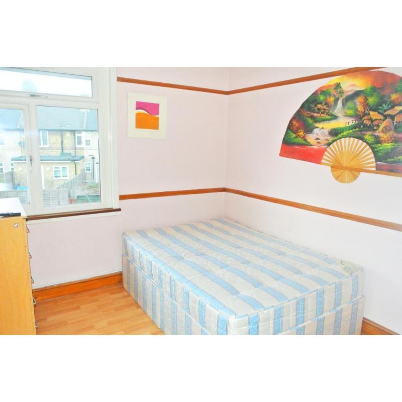 Large and lovely double room close to East Acton Station (15 minutes to Oxford Circus)