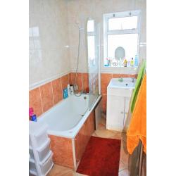 Large and lovely double room close to East Acton Station (15 minutes to Oxford Circus)