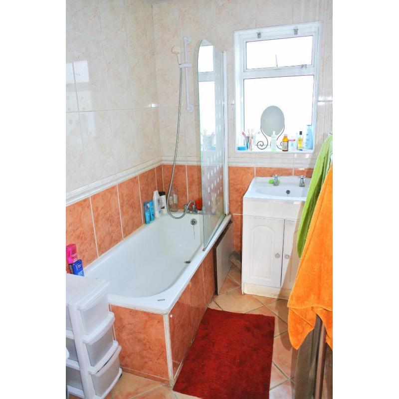 Large and lovely double room close to East Acton Station (15 minutes to Oxford Circus)