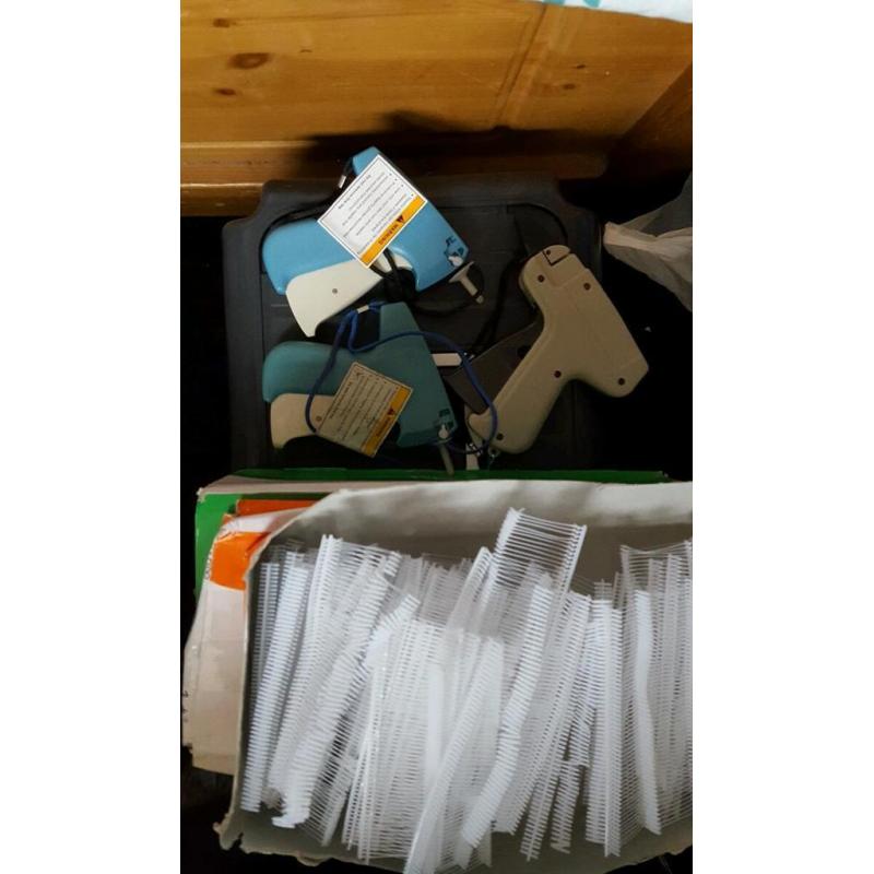 Tag/price guns and barbs
