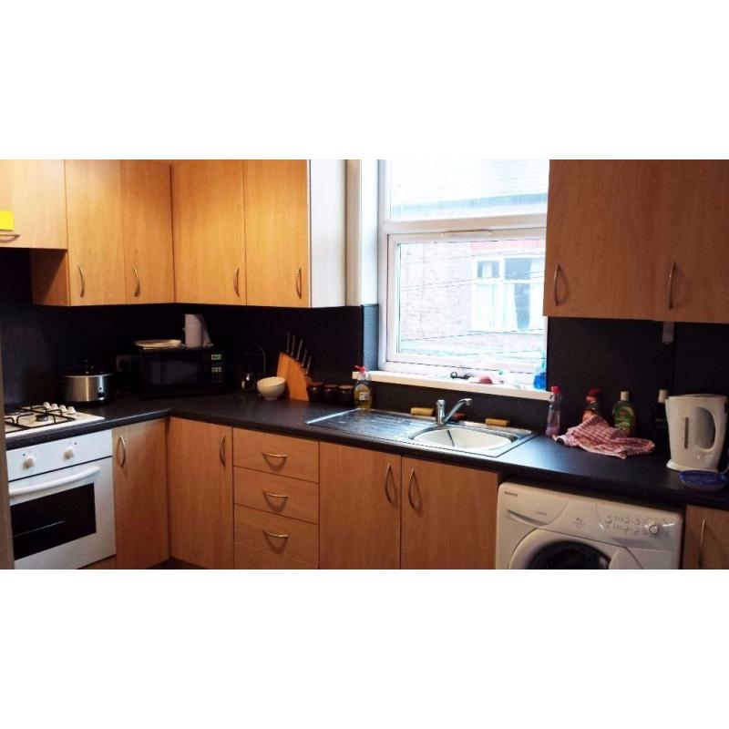 Single Room and Duoble Room Available now, Bills included, Laindon Road, Victoria Park Manchester