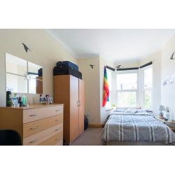 Double Bed in Rooms to rent in renovated 8-bedroom house with garden in well-connected Willesden