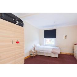 Double Bed in Rooms to rent in renovated 8-bedroom house with garden in well-connected Willesden