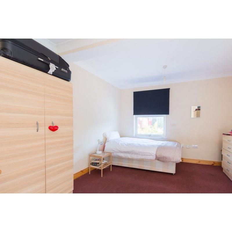 Double Bed in Rooms to rent in renovated 8-bedroom house with garden in well-connected Willesden