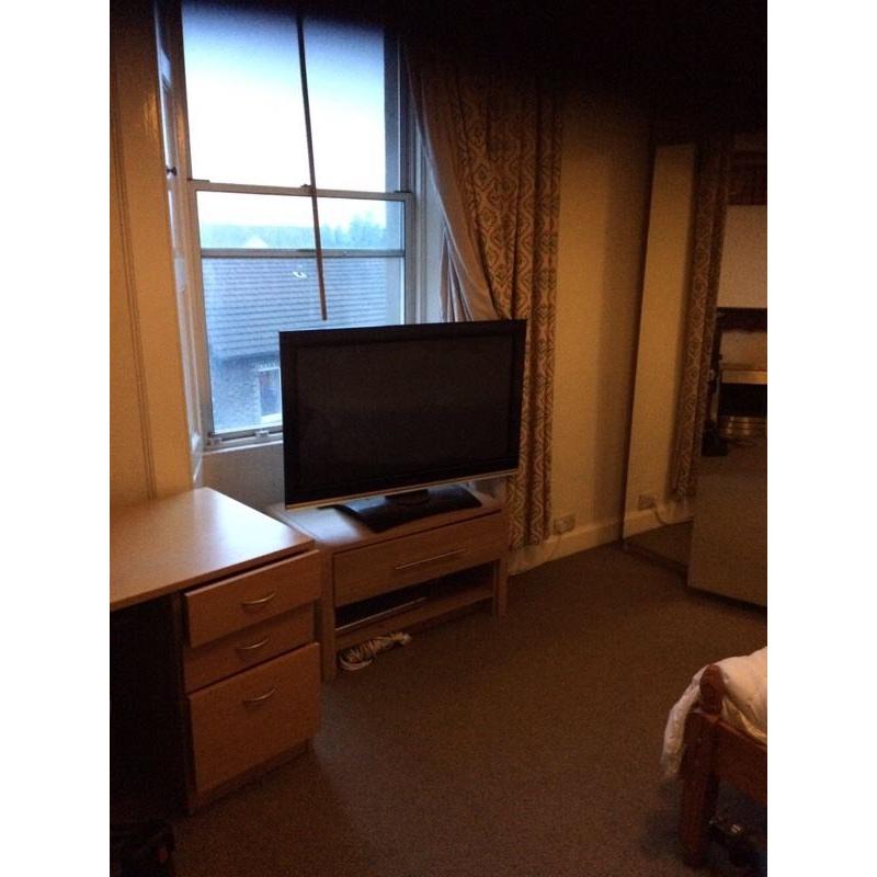 Haymarket ,10 min walk from Princes Street Double room for Fringe Festival