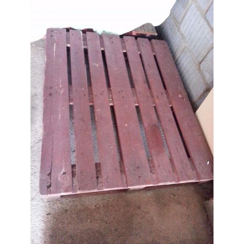 Wood pallets and assorted pieces